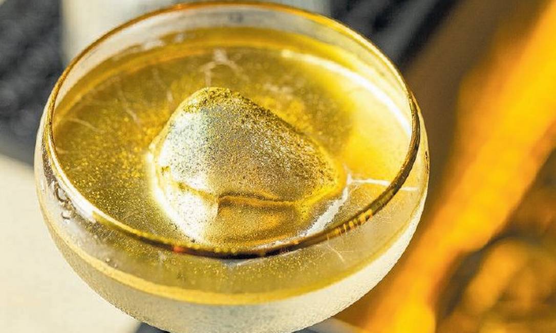 Luxo: no Tokkuri, drinque leva gim, ácido cítrico, licor de flor de sabugueiro, gelo diamante e pó de ouro Foto: Divulgação / Raphael Urjais