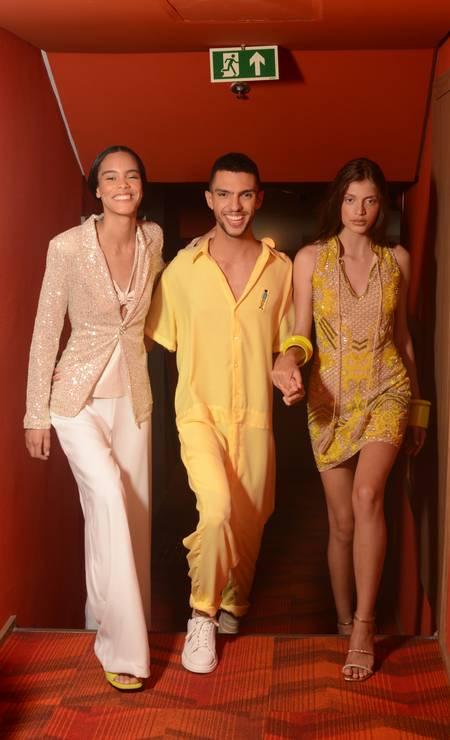 Alana (à esquerda) veste top Carol Rossato, R$ 1.169 (@carolrossatooficial); blazer Renner, R$ 220 (@lojasrenner); pantalonas Inti, R$ 679 (@intibrand); e sandálias Cris Barros, R$ 1.498 (@crisbarrosofficial).Gustavo usa macacão Neri Modas, R$ 350 (@neri_modas); e tênis Zara, R$ 375 (@zara). Rafaela usa vestido Diamond for Eden para Blugaya, R$ 3.800 (@blugaya_), pulseiras Ebahn,R$ 260 e R$ 380 (@ebahnclo); e sandálias Renner, R$ 169 (@lojasrenner) Foto: 8JOAQUIM NABUCOO / Deyse Krieger