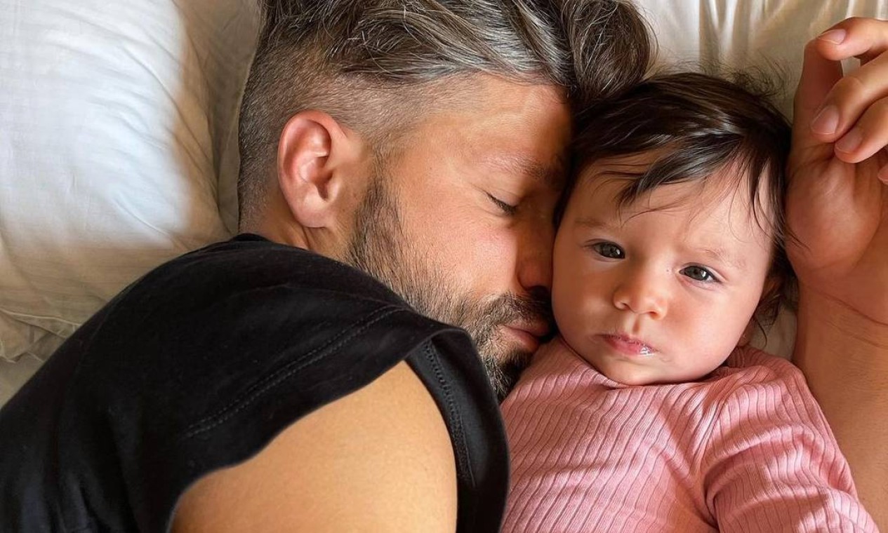 Diego Ribas dorme com a filha recém-nascida durante as férias Foto: Instagram / Diego Ribas