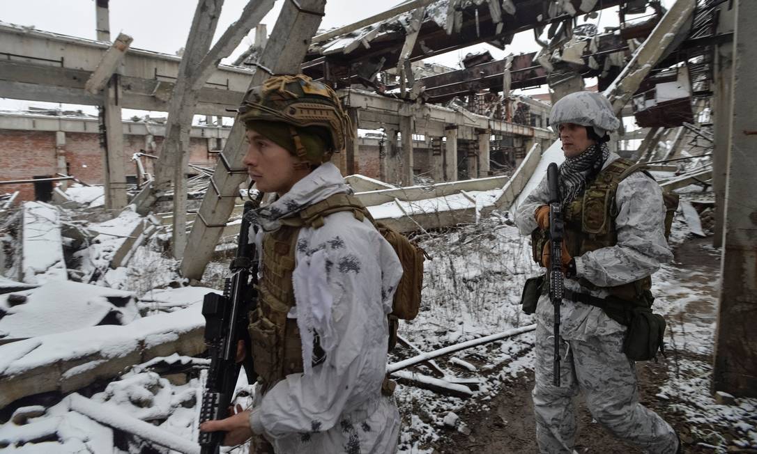 Soldados ucranianos patrulham na zona industrial de Avdiyivka, na região de Donetsk Foto: OLEKSANDR KLYMENKO / REUTERS
