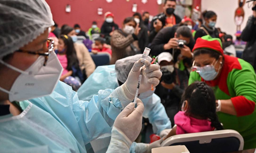 Profissional de saúde prepara dose da vacina da Pfizer contra Covid-19 para uma criança no hospital municipal La Portada em La Paz, Bolívia Foto: AIZAR RALDES / AFP