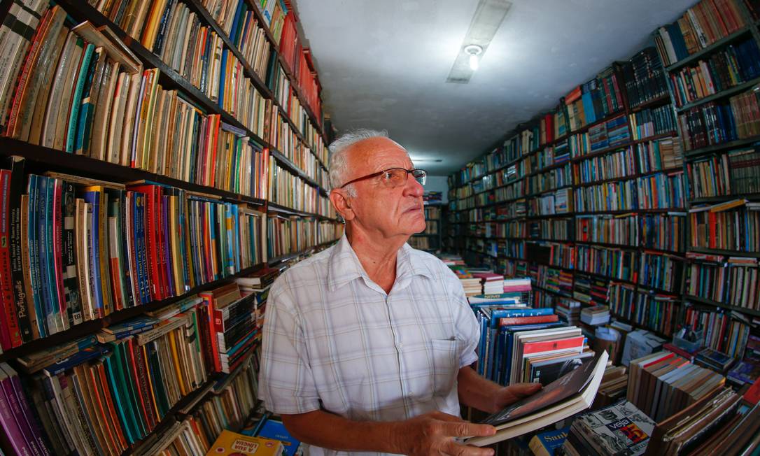 Carlos Mônaco organiza estantes da Livraria Ideal: acervo do famoso livreiro ajudou na formação de gerações de pesquisadores da UFF Foto: Roberto Moreyra / Agência O Globo