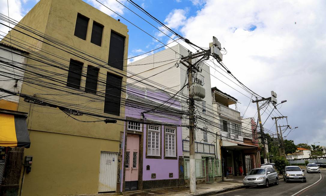
O imóvel centenário da Rua Guilherme Briggs 5 (de muro amarelo, à esquerda) teve a fachada completamente alterada
Foto:
Roberto Moreyra
/
Agência O Globo
