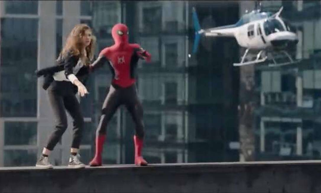 Homem-Aranha e MJ fogem da polícia no topo da Queensboro Bridge, em Nova York, numa cena de 'Homem-Aranha: Sem volta para casa' Foto: Reprodução