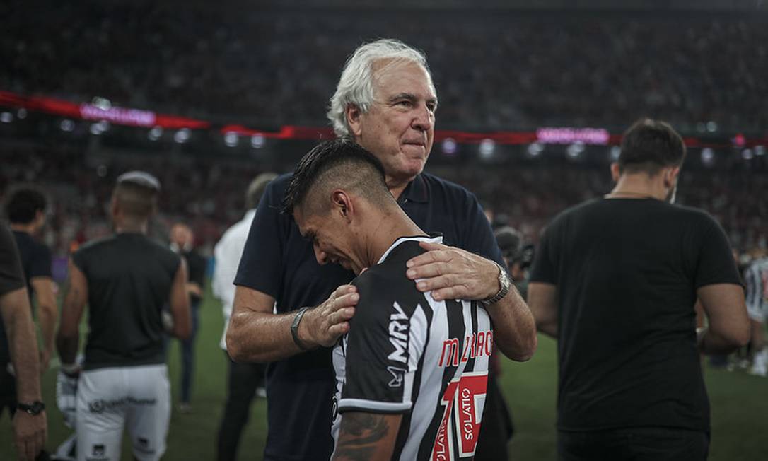 Rubens Menin parabeniza Zaracho após a conquista da Copa do Brasil pelo Atlético-MG Foto: Pedro Souza/Atlético-MG