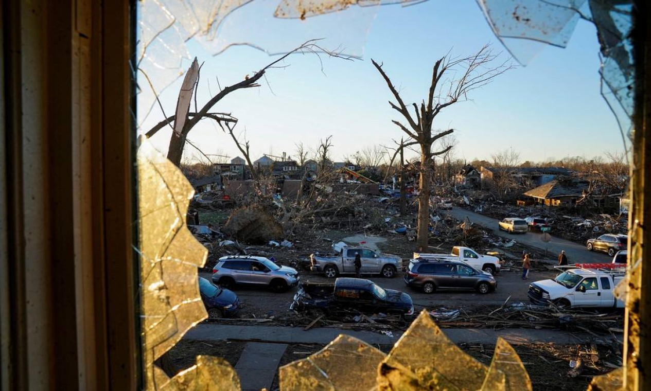 Da janela de um quarto dentro da casa da família Cato, em Mayfield, Kentucky, se vê a devastação causada por tornados que atingiram vários estados dos EUA Foto: CHENEY ORR / REUTERS