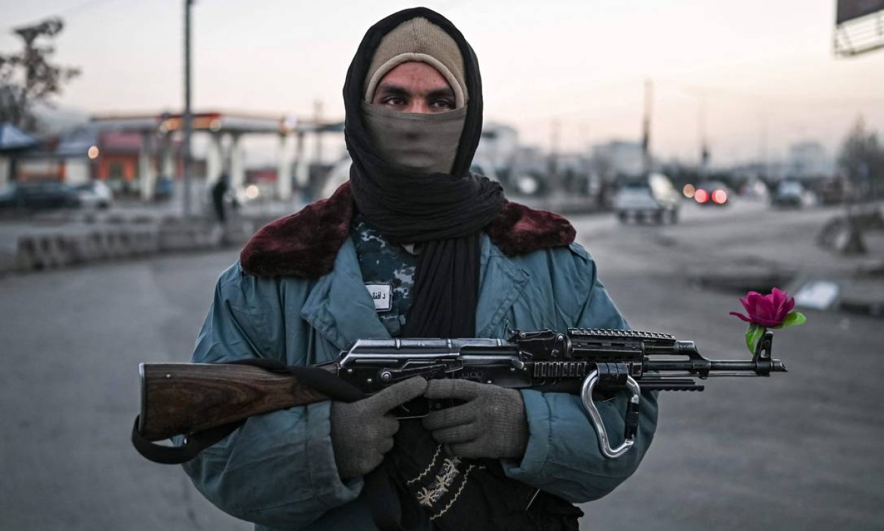 Guerrilheiro talibã faz guarda em um posto de controle em uma rua em Cabul Foto: MOHD RASFAN / AFP