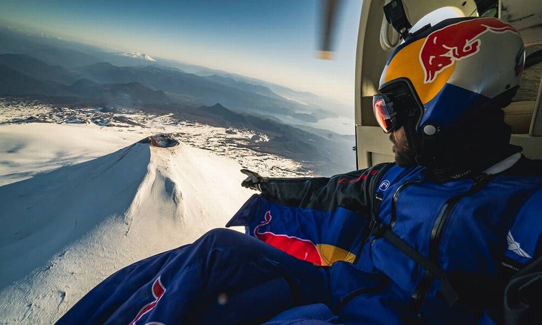 O paraquedista Sebastián Álvarez minutos antes de realizar sua façanha de entrar e sair de uma cratera de vulcão com um wingsuit Foto: Red Bull/Divulgação