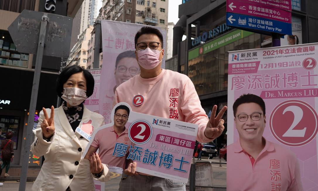Candidatos na eleição deste domingo, Regina Ip e Marcus Liu fazem campanha nas ruas de Hong Kong Foto: BERTHA WANG / AFP/17-12-2021