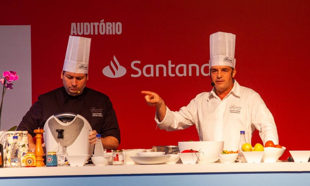 Os chefs Carlos Cordeiro e Jérôme Dardillac: aula com ingredientes brasileiros Foto: Bruno Kaiuca / Agência O Globo