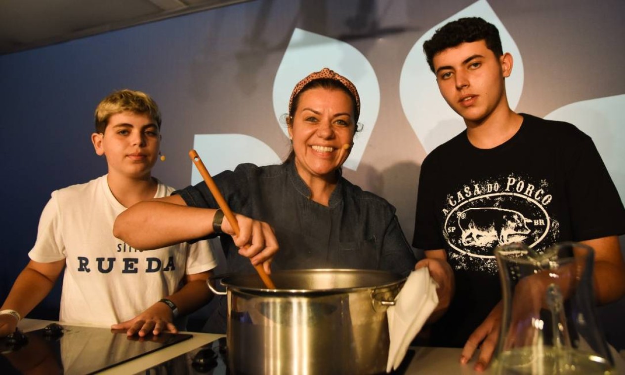 Janaína Rueda com os filhos Joaquim José (à esquerda) e João Pedro em aula do Rio Gastronomia: "Cozinha é educação" Foto: Alex Ferro / Agência O Globo
