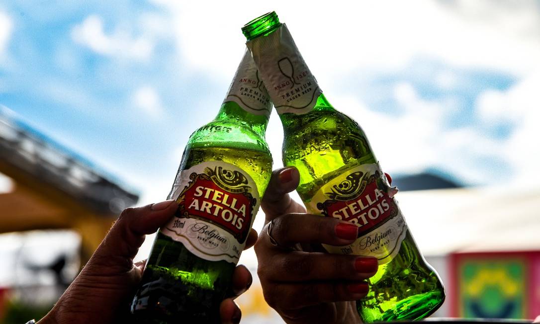 A Stella Artois long neck com ou sem glúten custa por R$ 12, mas a dica é comprar o combo com quatro unidades por R$ 40 e compartilhar Foto: Alex Ferro / Agência O Globo