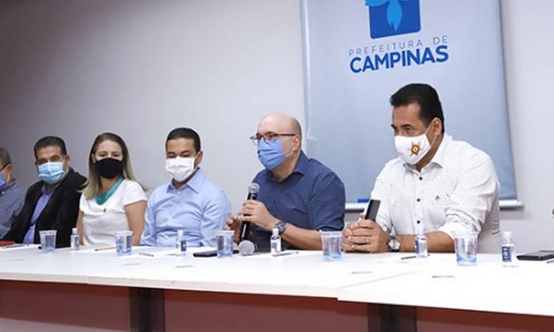 Deputado Marcos Pereira (Republicanos-SP) - máscara azul - encaminhou R$ 75 milhões para Campinas (SP) para pavimentar uma estrada Foto: Reprodução