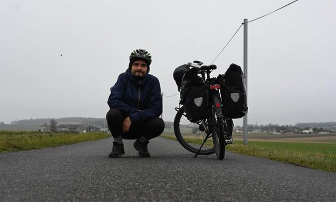 Chileno Hans Andía viajou quatro dias de bicileta para votar na França Foto: Reprodução/Instagram