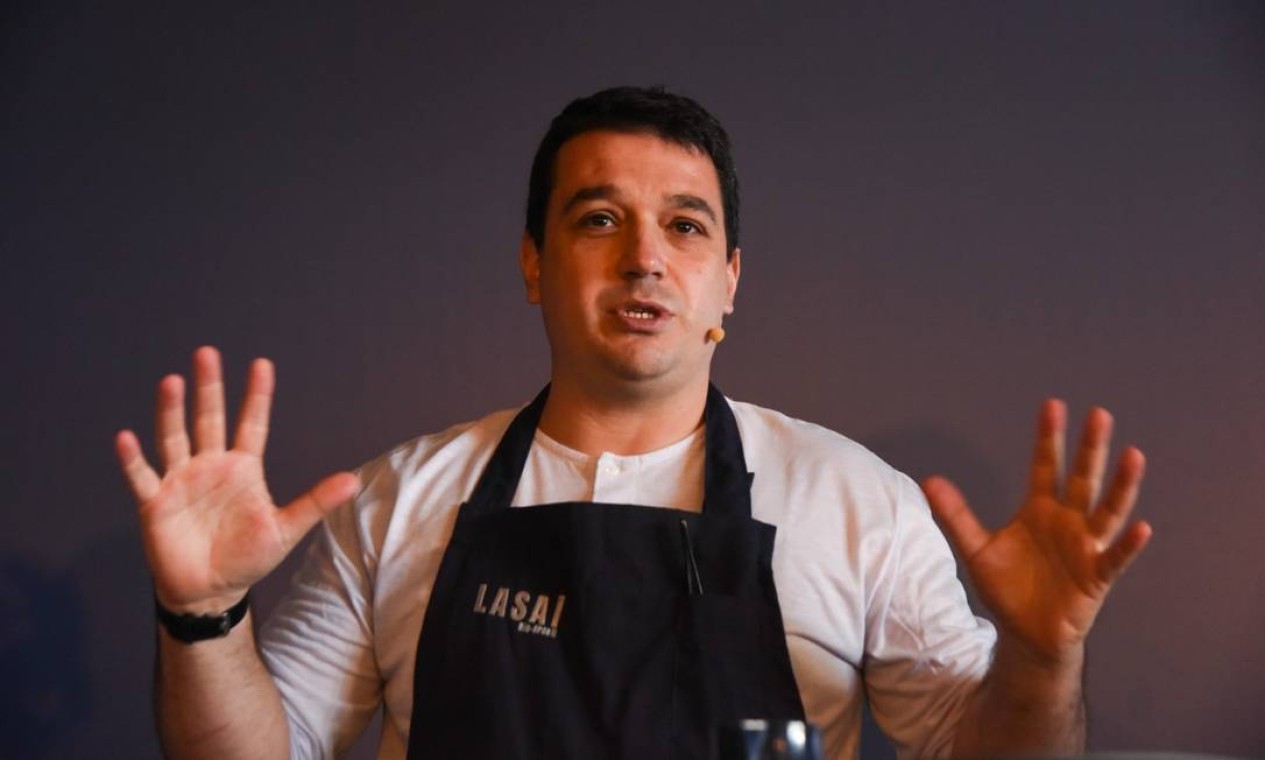 Rafa Costa e Silva, eleito Melhor Chef nesta edição do prêmio Rio Show de Gastronomia, defende o uso de produtos locais em sua aula Foto: AlexFerro / Agência O Globo