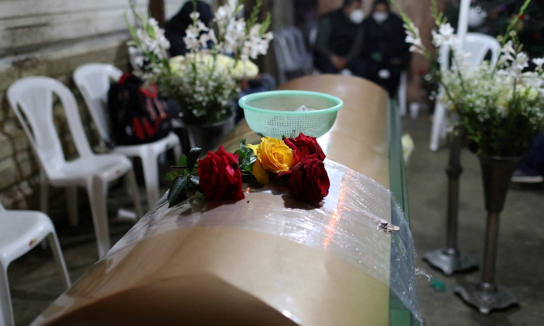 Parentes e amigos ao lado do caixão de Daniel Arnulfo Perez, um migrante guatemalteco que morreu em um acidente de caminhão no sul do México Foto: SANDRA SEBASTIAN / REUTERS