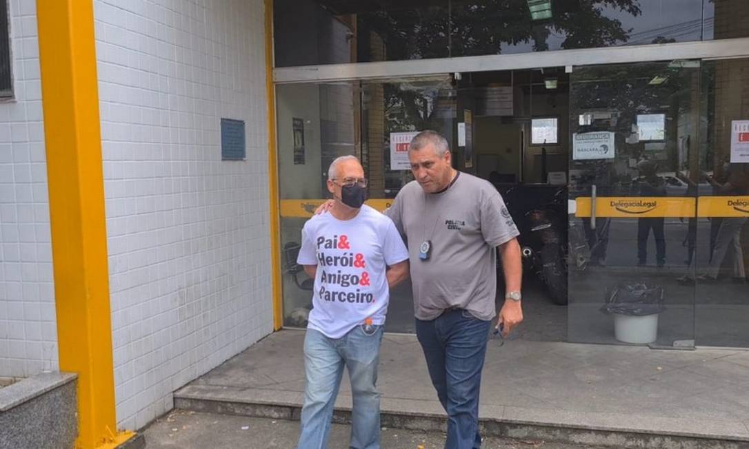 O pastor Sérgio Amaral Brito sendo preso por suspeita de estupro de vulnerável e posse sexual mediante fraude Foto: Marcos Nunes / Agência O Globo