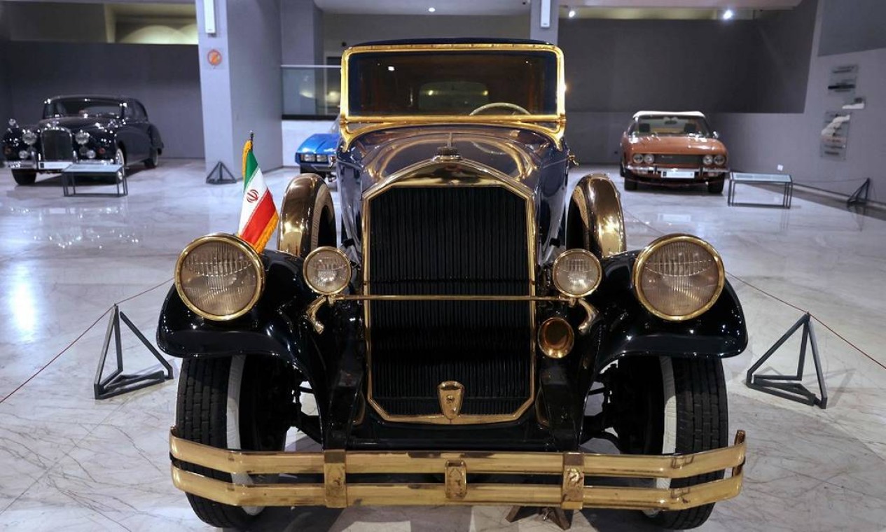 Com para-choque, faróis e outros detalhes folheados a ouro, o Pierce Arrow Model A de 1930 custava US$ 30 mil quando foi comprado, um valor equivalente a um oitavo do orçamento do Estado iraniano à época Foto: ATTA KENARE / AFP