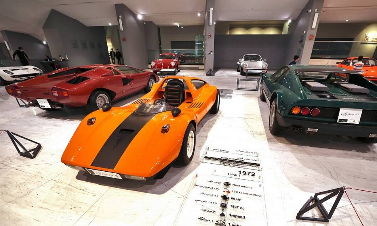 Desenvolvido em conjunto por Mercedes-Benz, Porsche e Volkswagen, o esportivo MPV, de 1972, é outra joia da exposição do novo museu, dedicado aos carros clássicos da família real iraniana Foto: ATTA KENARE / AFP