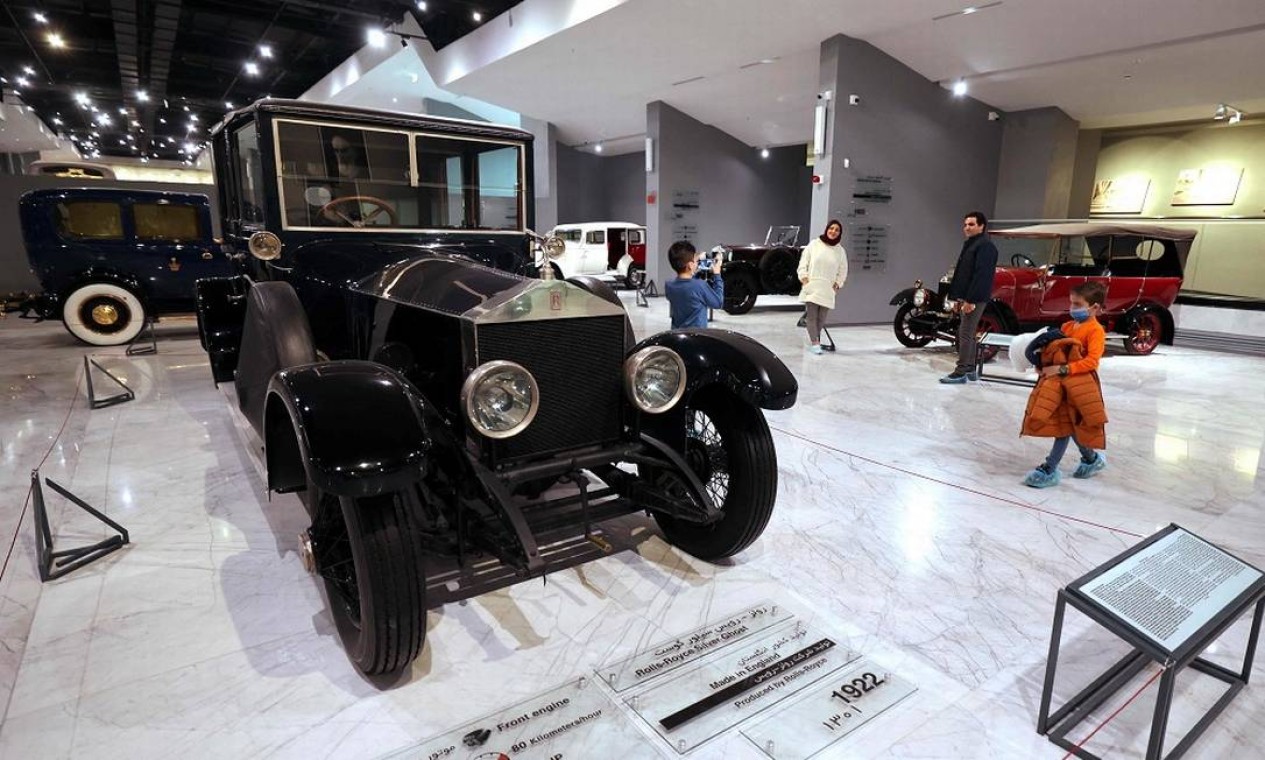 O Rolls-Royce Silver Ghost Model A, de 1922, tentou ser recuperado pela família real iraniana já no exílio, mas a justiça britânica deu ganho de causa ao regime da Revolução de 1979 Foto: ATTA KENARE / AFP