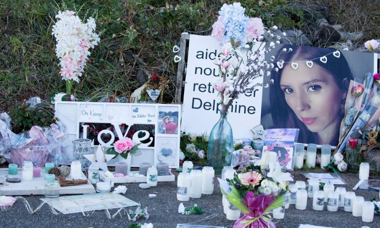 Velas e flores compõem memorial em frente à casa de Delphine Jubillar, um ano após o desaparecimento da enfermeira, em Cagnac-les-mines, sul da França Foto: FRED SCHEIBER / AFP