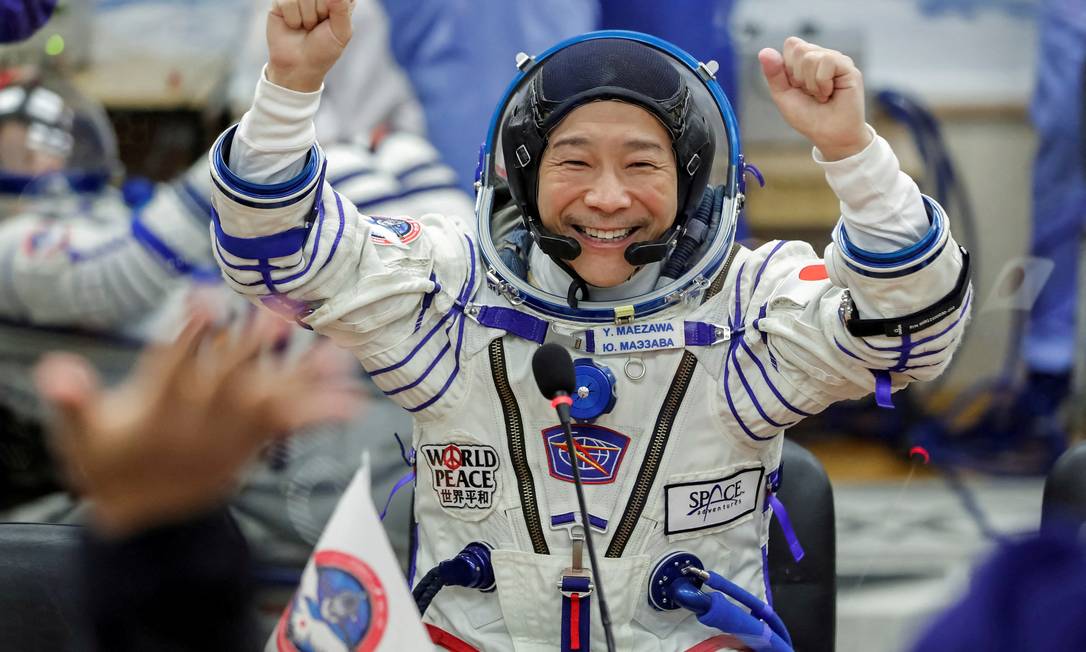 Foto de Maezawa no dia 8 de dezembro, pouco antes de embarcar em voo que o levou à Estação Espacial Internacional Foto: SHAMIL ZHUMATOV / REUTERS