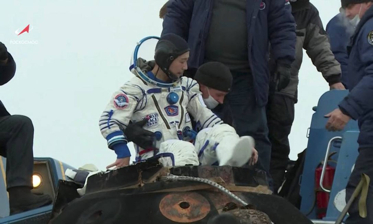 Equipe de resgate da Agência Espacial Russa retira Maezawa da capsúla da Soyuz, após sua chegada na Terra Foto: ROSCOSMOS / via REUTERS