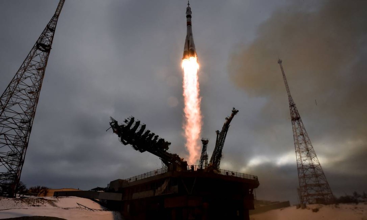 Nave Soyuz MS-20 decola do Cazaquistão Foto: KIRILL KUDRYAVTSEV / AFP