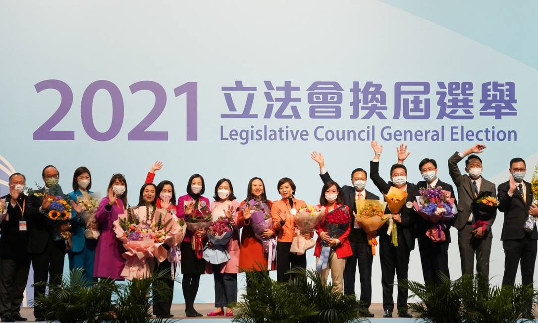 Candidatos celebram vitória após eleição legislativa em Hong Kong Foto: LAM YIK / REUTERS