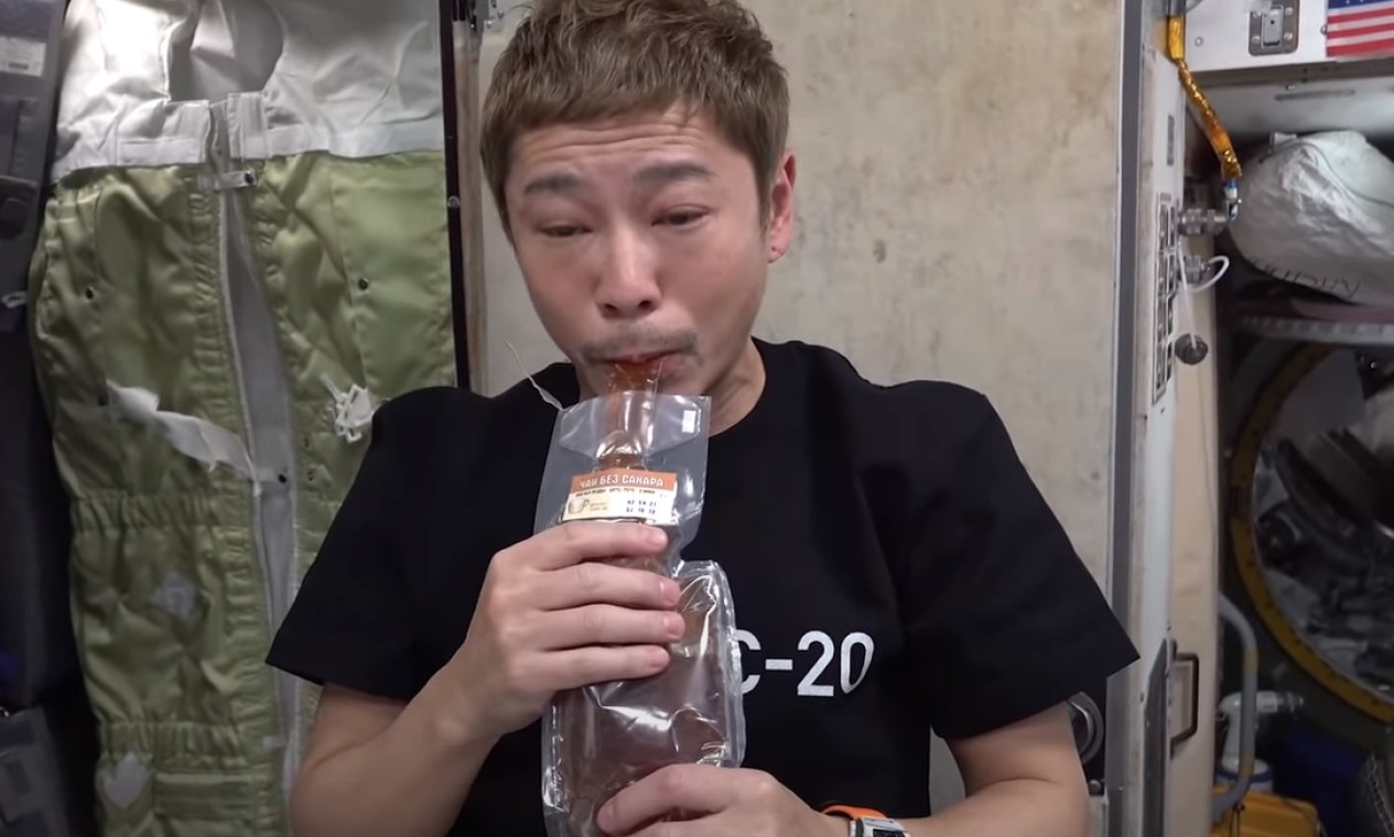 Em vídeo compartilhado em suas redes sociais, Maezawa ensinou a fazer chá em gravidade zero Foto: Reprodução Redes Sociais