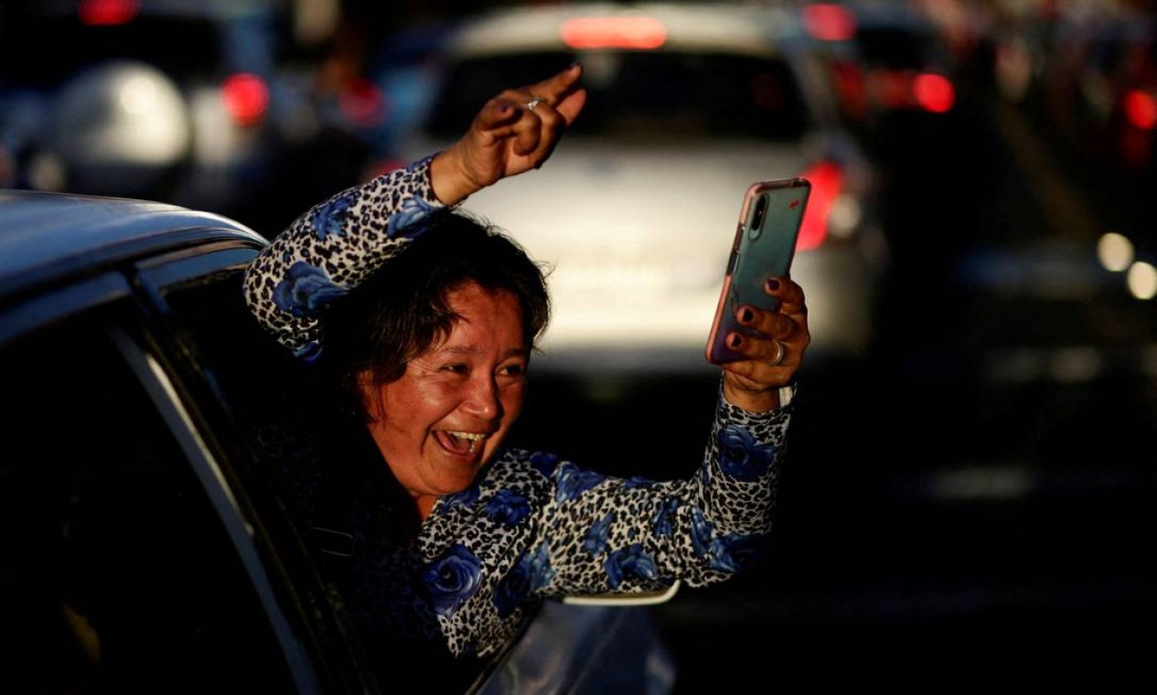 Apoiadora do candidato presidencial chileno Gabriel Boric comemora após a eleição presidencial, em Conceição, Chile Foto: JUAN GONZALEZ / REUTERS