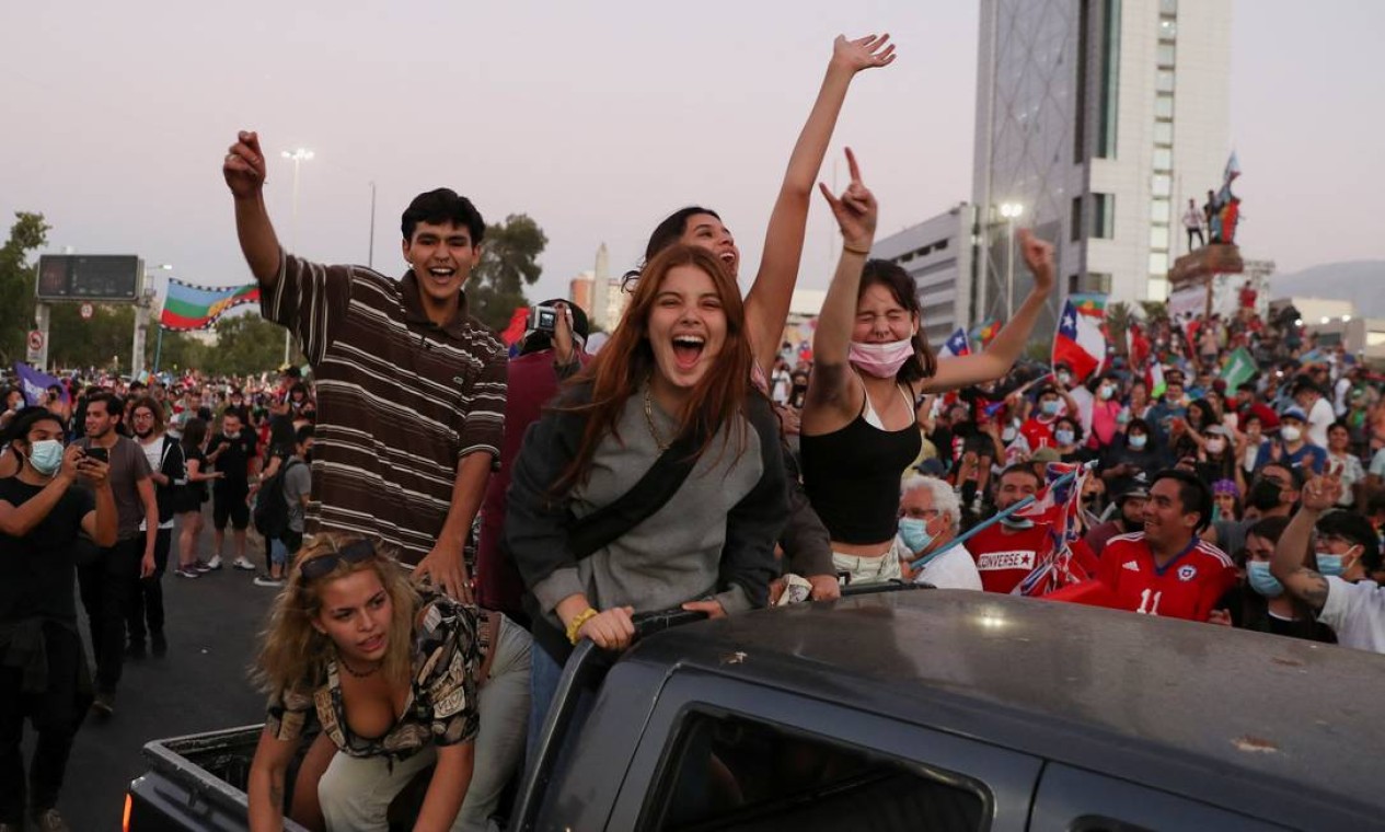Jovens chilenos comemoram vitória Foto: IVAN ALVARADO / REUTERS