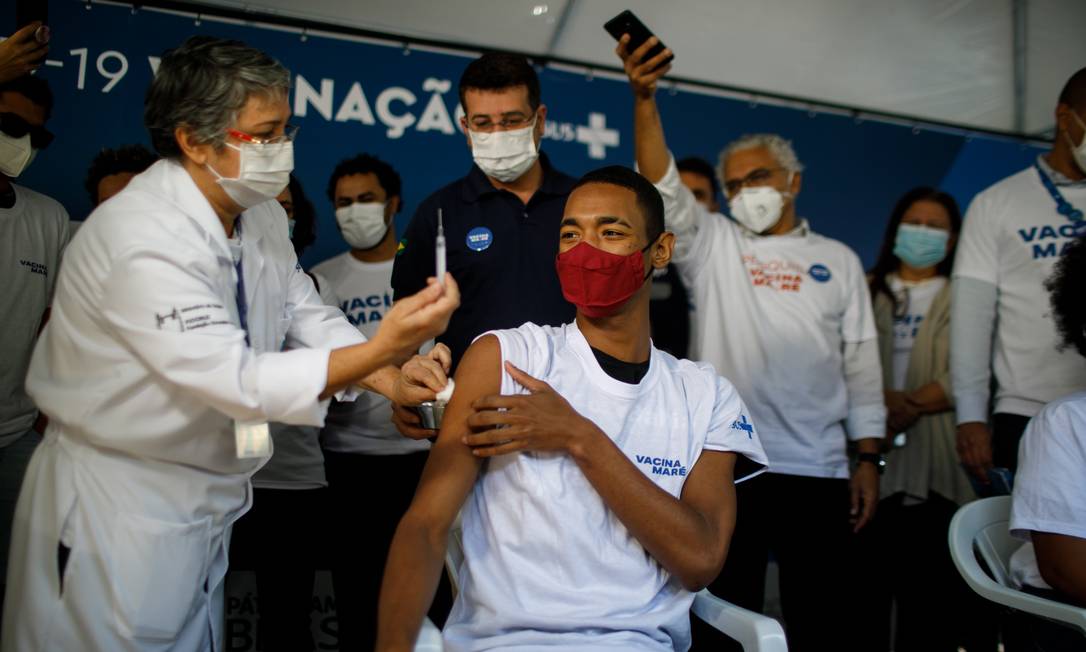 Morador da Maré recebe o imunizante contra a Covid-19 durante iniciativa de vacinação em massa no conjunto de favelas Foto: Brenno Carvalho/29.07.2021 / Agência O Globo