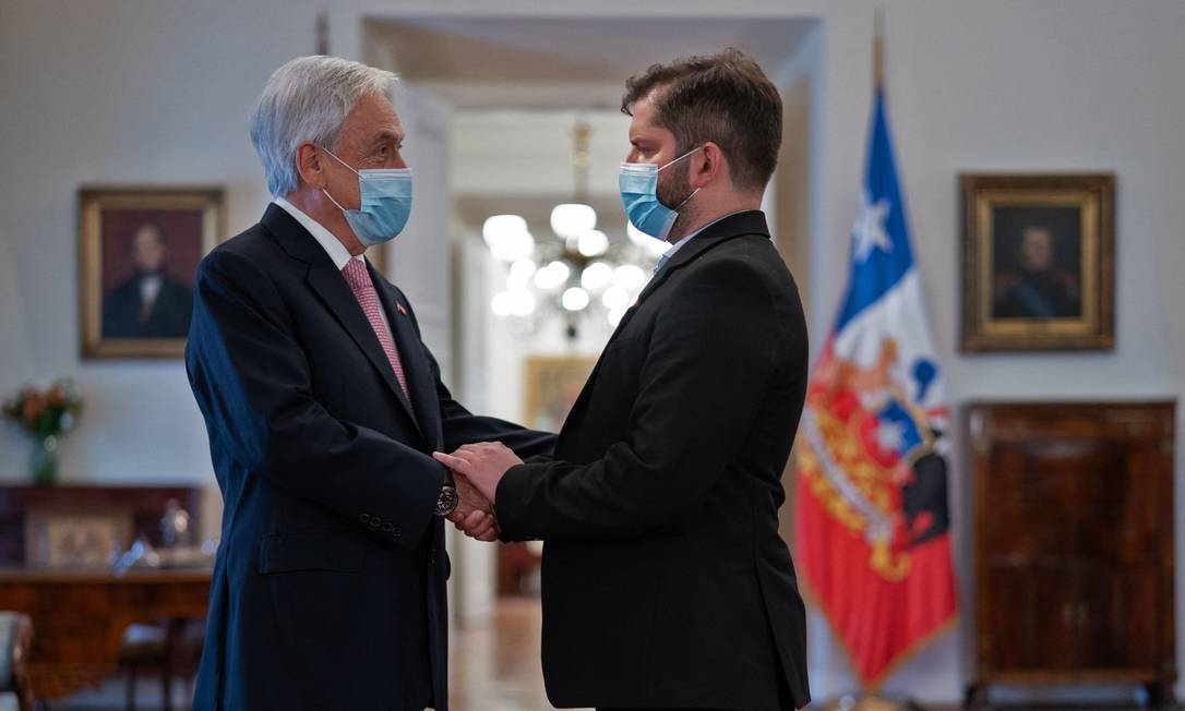 O atual presidente do Chile, Sebástian Piñera, e o eleito, Gabriel Boric, durante encontro no Palácio La Moneda Foto: Marcelo Segura / AFP