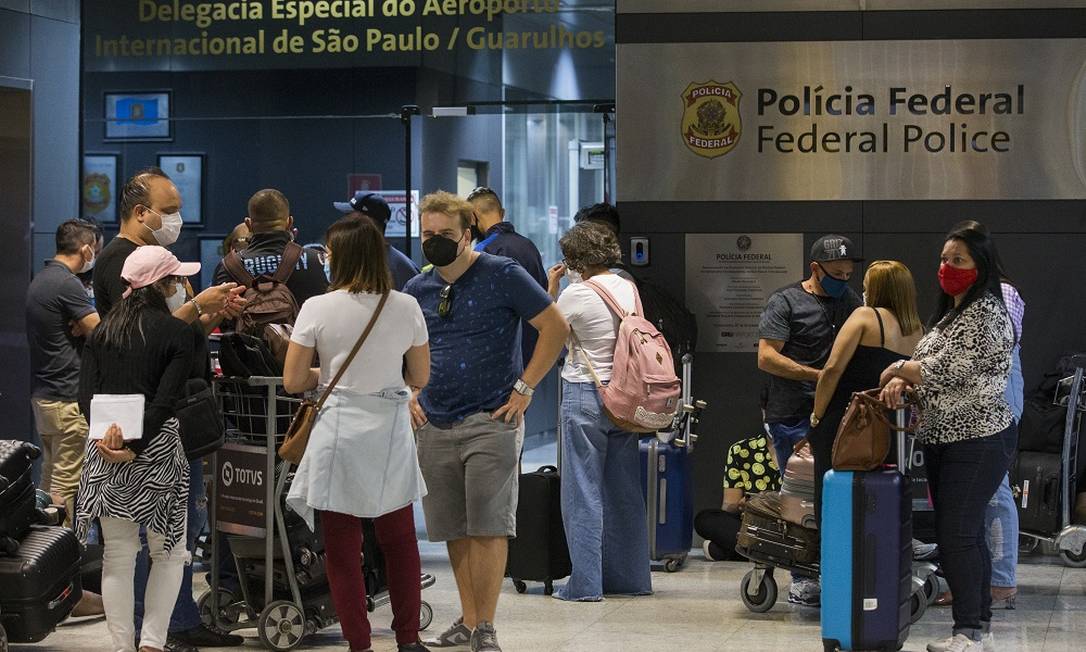 Passageiros da ITA que tentaram embarcar no Aeroporto Internacional de Guarulhos na manhã de sábado Foto: Edilson Dantas / Agência O Globo