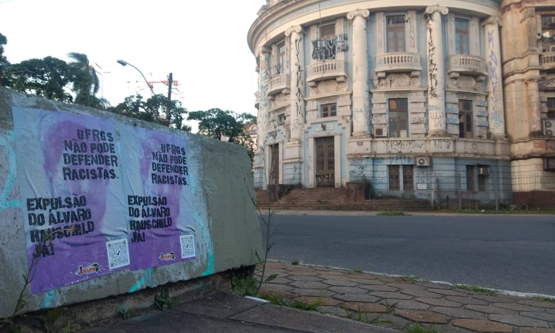 Estudantes da UFRGS colaram cartazes em frente à universidade para exigir a expulsão do doutorando Álvaro Hauschild Foto: Arquivo pessoal
