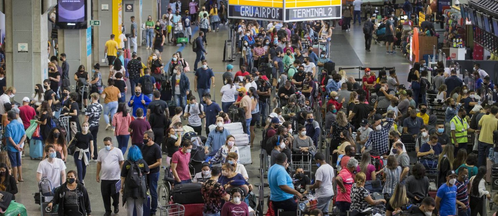 Passageiros que tentaram embarcar no Aeroporto Internacional de Guarulhos, na Grande São Paulo, no fim de semana enfrentaram filas e atrasos em alguns voos. A suspensão de voos da ITA, do grupo Itapemirim, foi uma das principais causas Foto: Edilson Dantas / Agência O Globo
