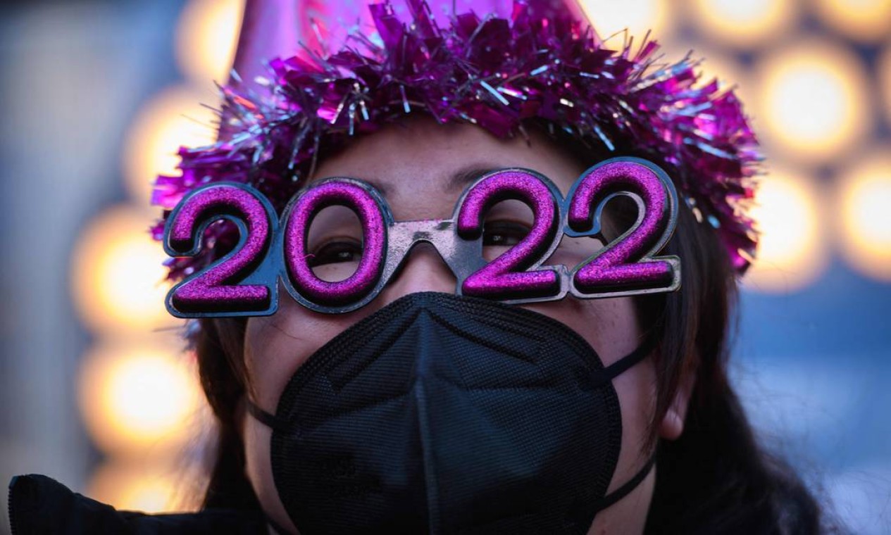A atriz Teresa Hui posa para fotos para o evento da contagem regressiva do ano novo na Times Square,,, em Nova York, EUA Foto: ED JONES / AFP