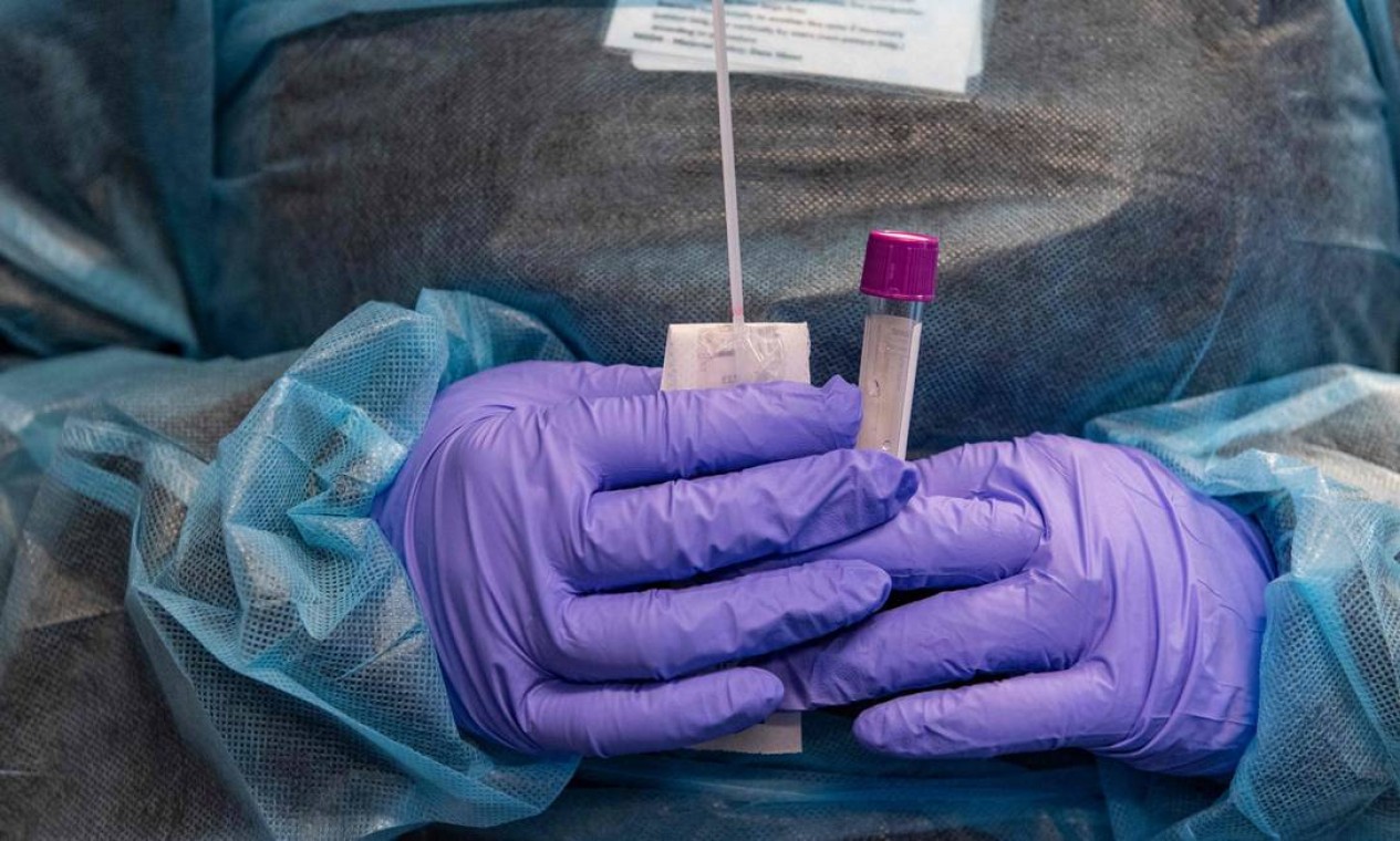 Trabalhador médico prepara um teste de PCR Covid-19 no East Boston Neighborhood Health Center em Boston, Massachusetts, onde a prefeita de Boston, Michelle Wu, anunciou que a partir de 15 de janeiro de 2022 a exigência de passaporte da vacina Foto: JOSEPH PREZIOSO / AFP
