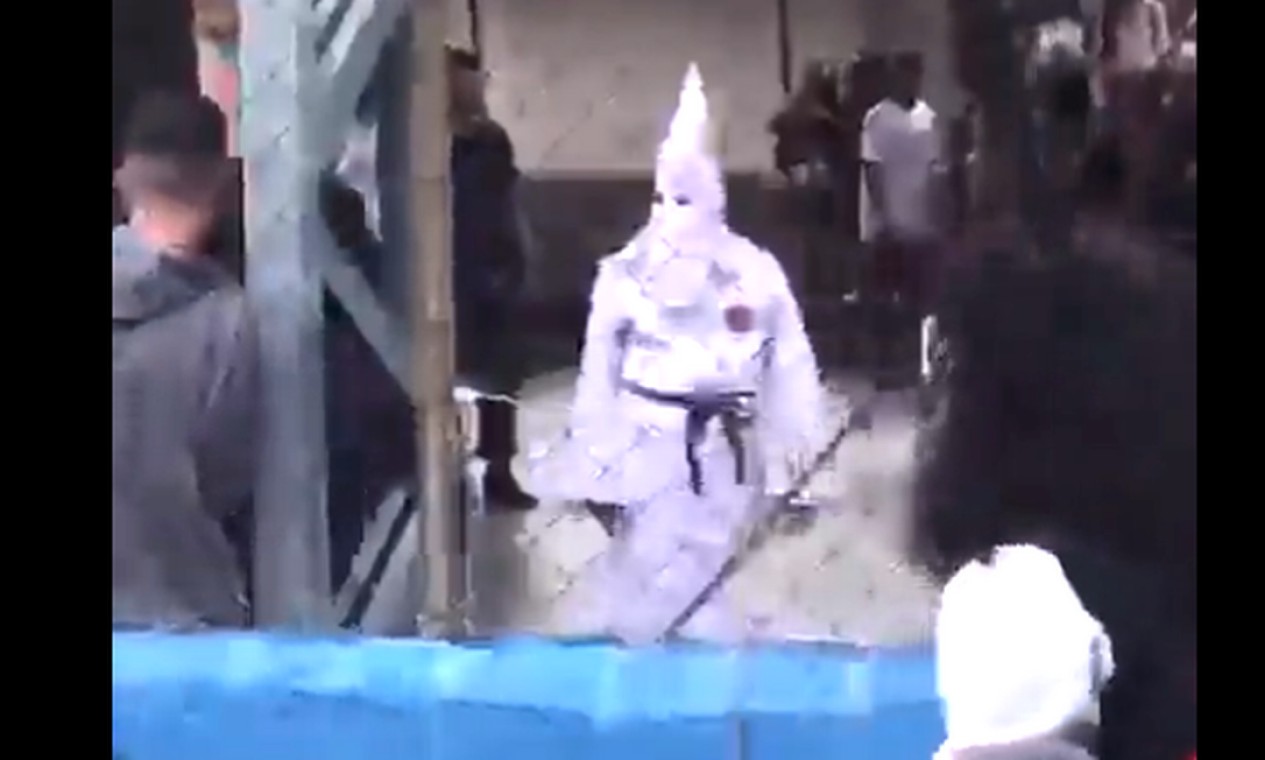 Des costumes du Ku Klux Klan à l'école