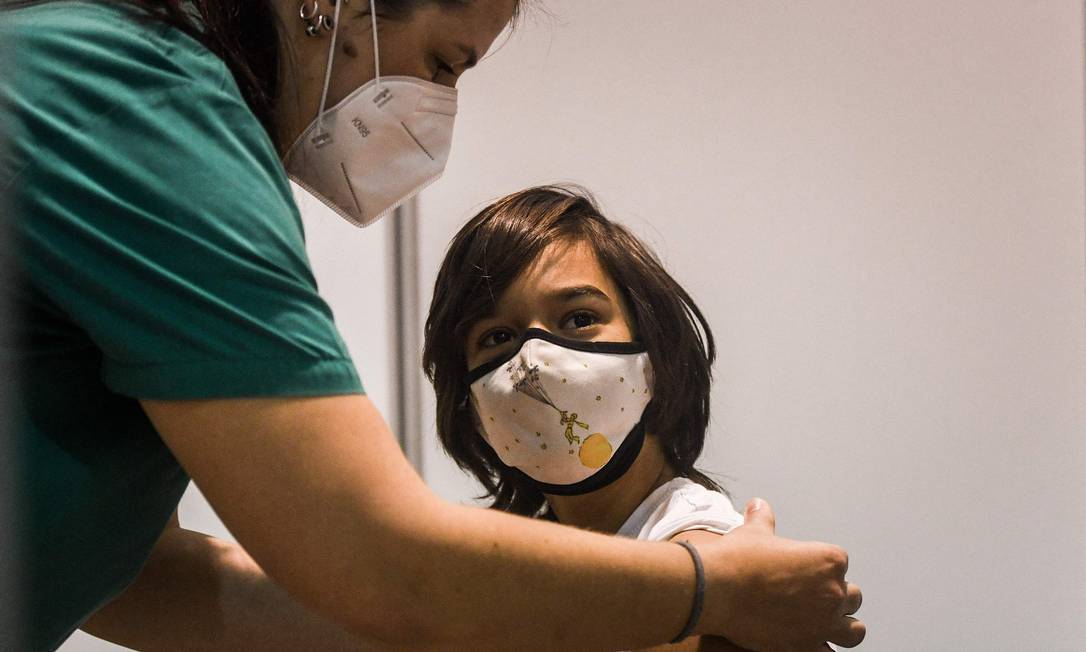 Criança recebe vacina contra a Covid-19 em Portugal Foto: PATRICIA DE MELO MOREIRA / AFP