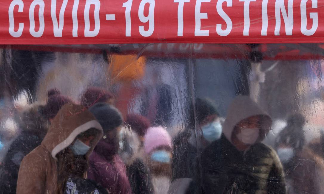 Pessoas fazem fila para serem testadas contra a Covid em Nova York Foto: ANDREW KELLY / REUTERS
