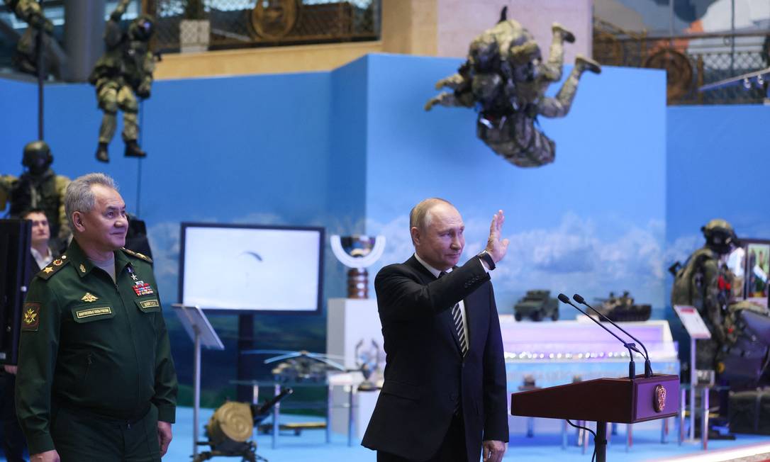 O presidente russo, Vladimir Putin, e o ministro da Defesa, Sergei Shoigu, em uma exposição de equipamentos militares antes da reunião anual do conselho do Ministério da Defesa em Moscou Foto: MIKHAIL METZEL / SPUTNIK / AFP