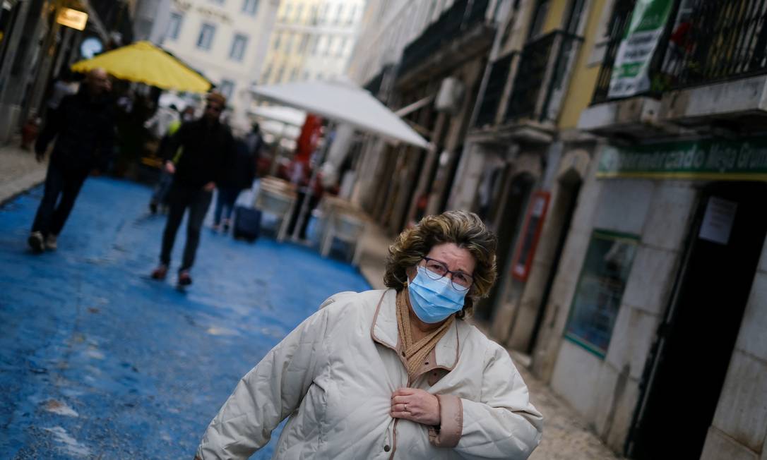 Mulher de máscara em Lisboa momentos antes do governo anunciar restrições para as festas de fim de ano Foto: Pedro Nunes / Reuters