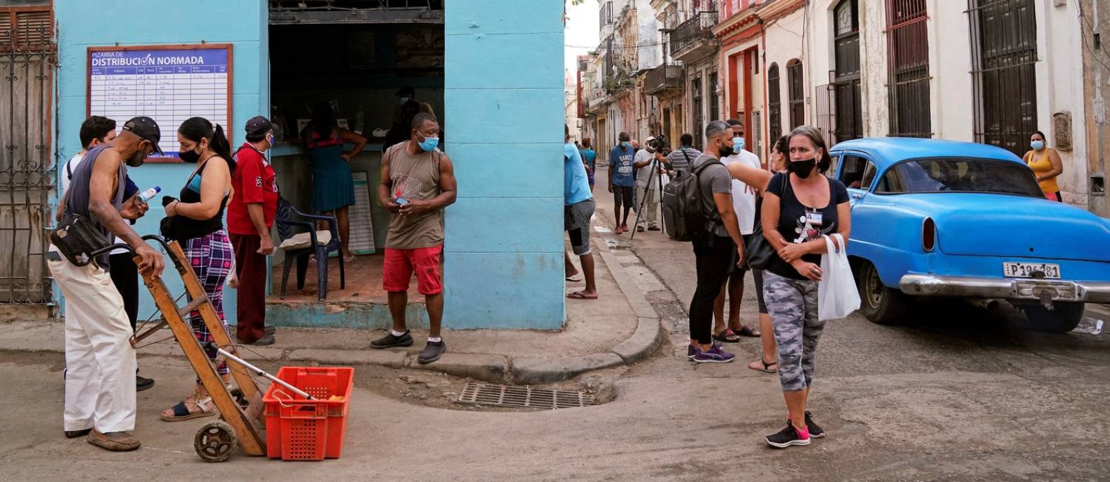 Cubanos aguardam na porta de ponto de distribuição de comida em Havana, capital cubana. País vive crise econômica com inflação alta Foto: Natalia Favre / REUTERS/21-12-2021