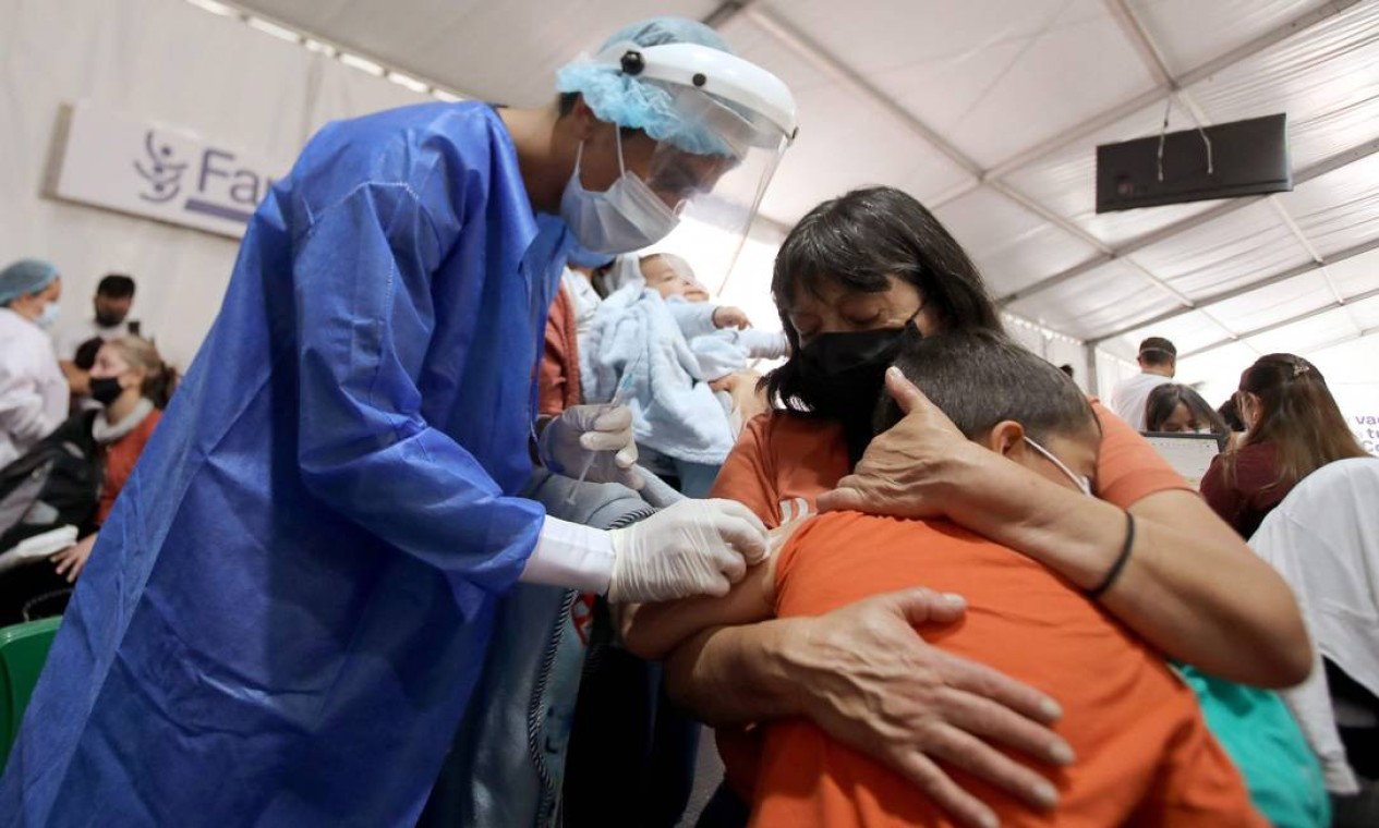 Menino recebe vacina contra COVID-19 em posto de vacinação em Bogotá. Autoridades de saúde colombianas detectaram os três primeiros casos da variante Ômicron em passageiros que chegaram do EUA e Espanha Foto: DANIEL MUNOZ / AFP