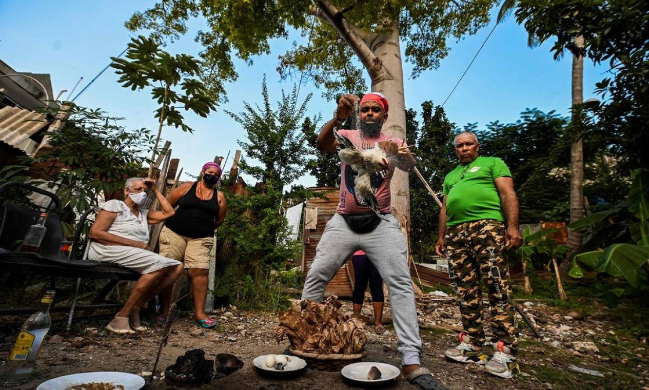 Babalawo Abel Ramirez realiza cerimônia iorubá – etnia subsaariana – para alimentar a Terra ao lado de parentes e afilhados em Havana Foto: YAMIL LAGE / AFP