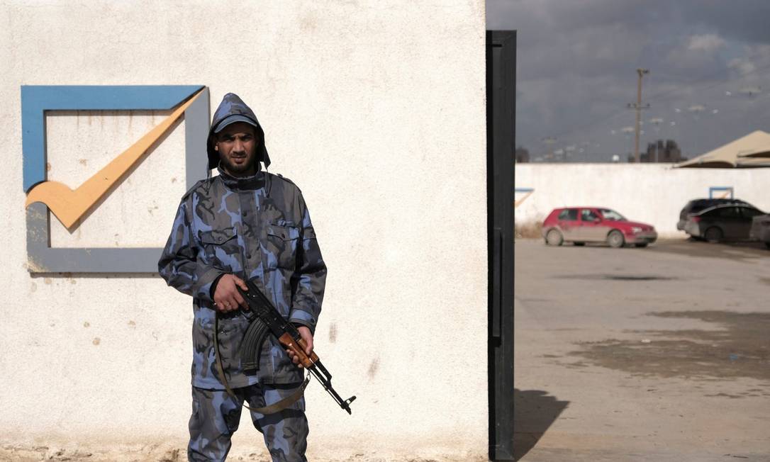 Homem armado faz segurança da sede da comissão eleitoral da Líbia Foto: ESAM OMRAN AL-FETORI / REUTERS/16-12-21