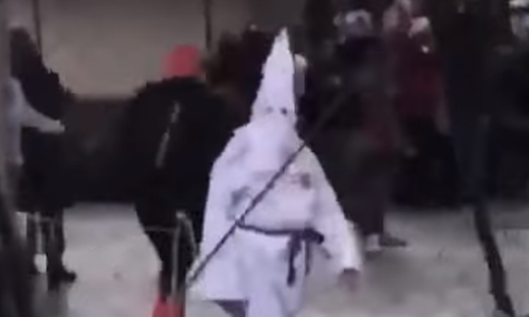 Professor é afastado após usar roupa que remete à Ku Klux Klan em escola de São Paulo Foto: Reprodução