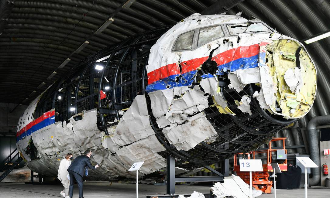 Advogados assistem à inspeção dos juízes nos destroços do MH17 em Reijen, na Holanda Foto: PIROSCHKA VAN DE WOUW / REUTERS